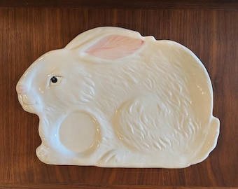 Weiße Vintage Hasenplatte / Osterplatte aus Keramik.