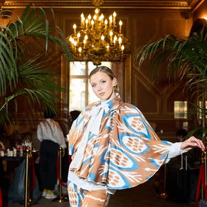 Ikat Caplet | Handgefertigter Wandteppich Cape aus Seide und Baumwolle | Stickerei | Handarbeit | Vintage Textilien | Usbekische Stoffe | Einzelstück