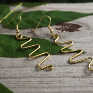 Zig zag gold color wire earrings image 2
