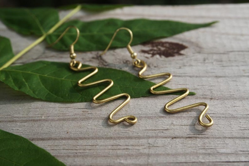 Zig zag gold color wire earrings image 2