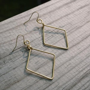 Diamond-shaped gold color wire earrings image 6