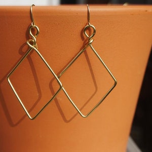 Diamond-shaped gold color wire earrings image 7