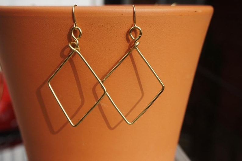 Diamond-shaped gold color wire earrings image 7