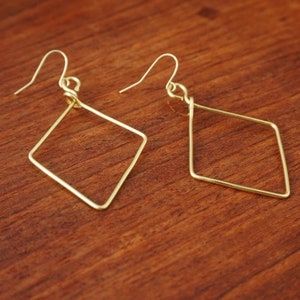 Diamond-shaped gold color wire earrings image 3