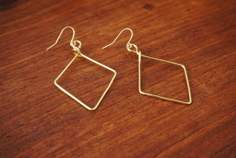 Diamond-shaped gold color wire earrings image 3