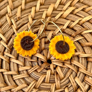 Pendientes de girasol amarillo en aros de oro