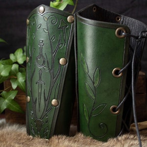 Druidic leather bracers // Elven-Shamanic-Druidic-Witch // Pair of Bracers