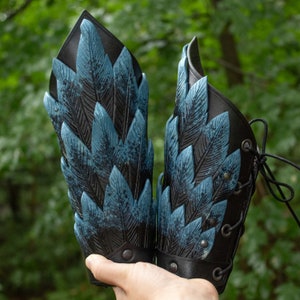 Braceletes de couro com penas // Armadura de pássaro para cosplay de corvo élfico LARP