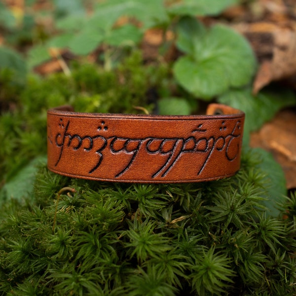 Lord of the Ring leather bracelet // Elven Inscription of the Unique Ring