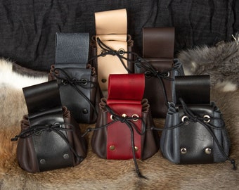 Puede incluir: Seis bolsas de cuero con cordones y correas. Las bolsas son de varios colores, incluyendo marrón, negro, rojo y beige. Las bolsas están dispuestas sobre una superficie peluda.
