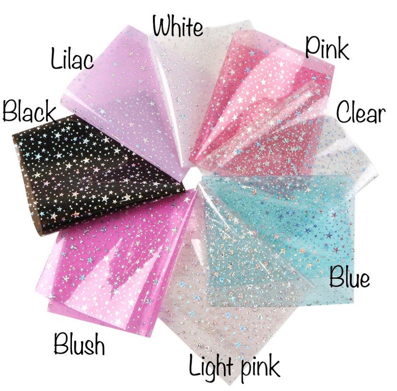 Pu&ograve; includere: Un assortimento di otto fogli di vinile trasparente con un motivo a stelle olografiche. I fogli sono di colore nero, lilla, bianco, rosa, rosa chiaro, blush, blu e trasparente.
