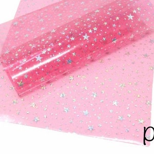 Pu&ograve; includere: Foglio di vinile rosa iridescente con un motivo a stella sparsa. Il foglio &egrave; traslucido e ha un effetto glitter sottile.