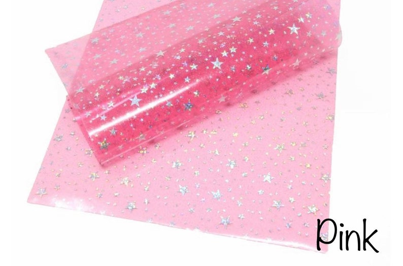 Pu&ograve; includere: Foglio di vinile rosa iridescente con un motivo a stella sparsa. Il foglio &egrave; traslucido e ha un effetto glitter sottile.