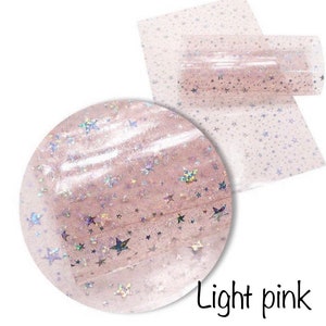 Pu&ograve; includere: Un foglio di vinile trasparente con sfondo rosa chiaro e stelle iridescenti. Il vinile &egrave; traslucido e le stelle sono sparse casualmente sulla superficie. Rosa chiaro.