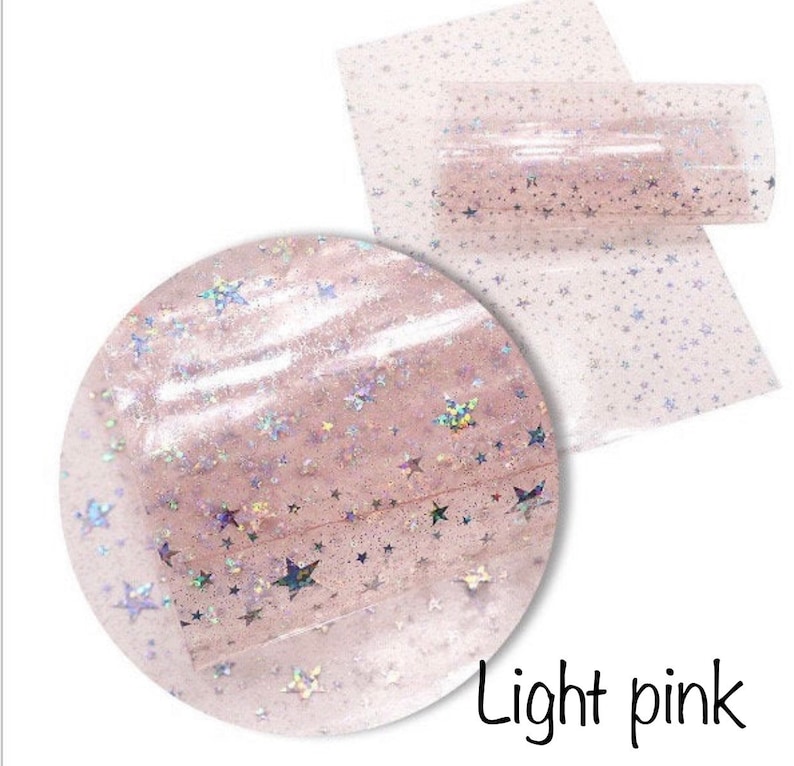 Pu&ograve; includere: Un foglio di vinile trasparente con sfondo rosa chiaro e stelle iridescenti. Il vinile &egrave; traslucido e le stelle sono sparse casualmente sulla superficie. Rosa chiaro.
