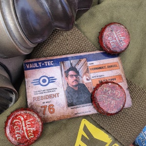 Individuelle Vault-ID-Karte im Fallout-Stil | Cosplay-Requisite | Gamer-Geschenk | Retro-futuristisches Vault-Tec-Abzeichen | Geek-Dekor