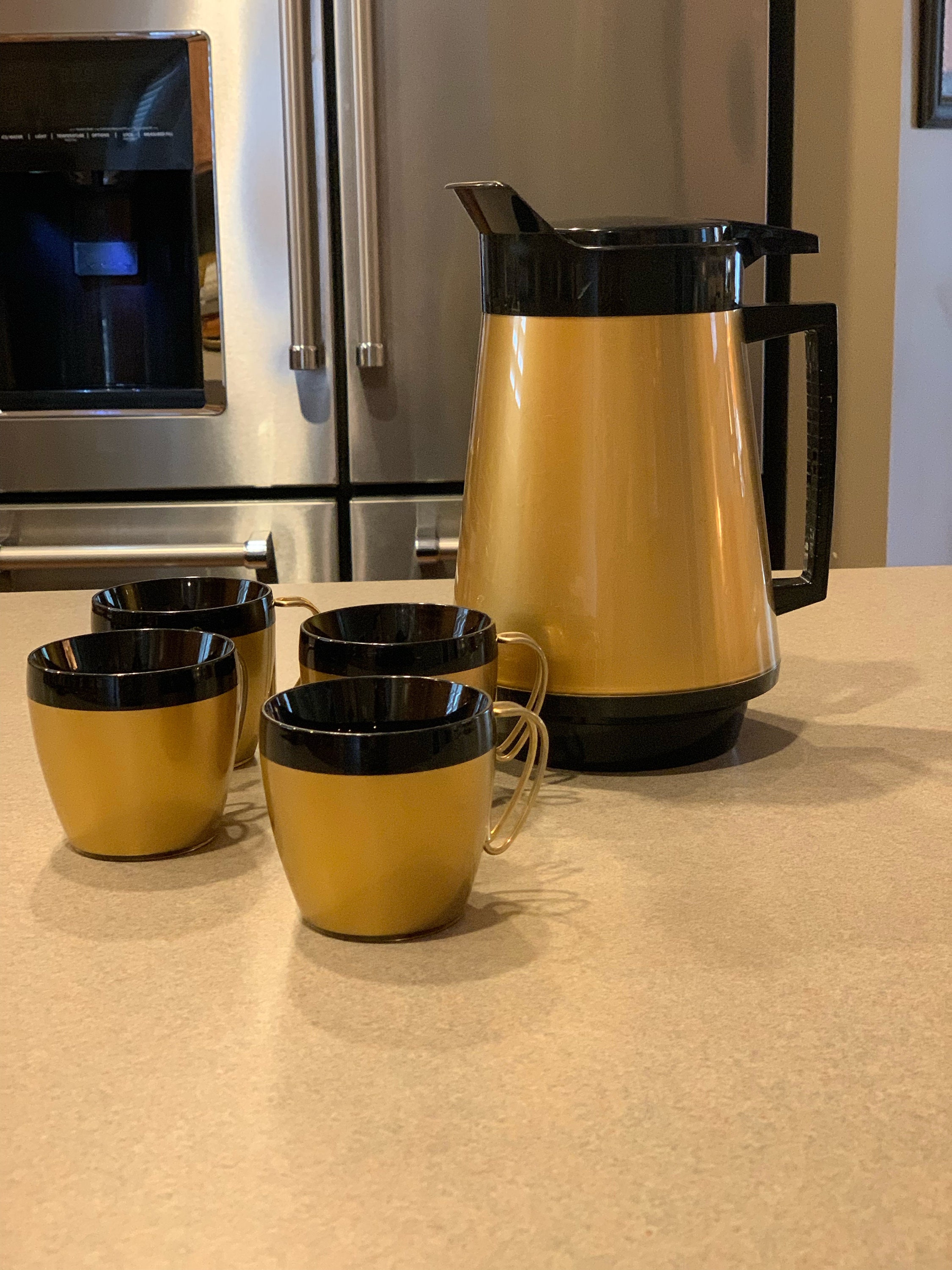 Vintage MCM Gold and Black Thermo-serv Insulated Pitcher and Four Matching  Mugs / Water Pitcher / Coffee Carafe 
