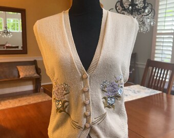 Vintage beige knit sweater vest button front with flower embroidery Leslie Fay