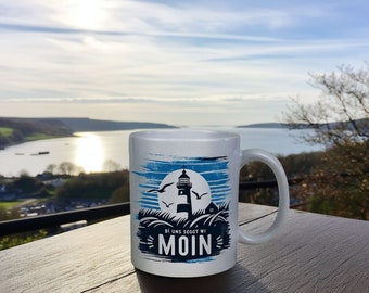 Moin Kaffee Tasse maritim mit Spruch 'Bi uns seggt wi Moin' | Statement Dialekt Kaffeebecher mit Leuchtturm | Geschenk auf Plattdeutsch