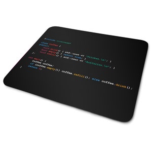 Könnte beinhalten: Ein schwarzes Mauspad mit Code in verschiedenen Farben darauf geschrieben. Der Code enthält den Text "#include <iostream>" und "class Coffee".