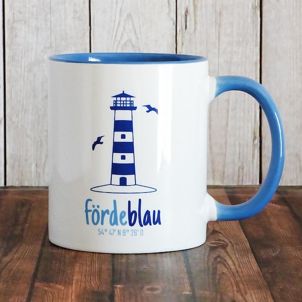 Maritime Tasse mit Leuchtturm und Möwen | Keramikbecher | Koordinaten | Flensburg | Norddeutsch | Ostsee Geschenk