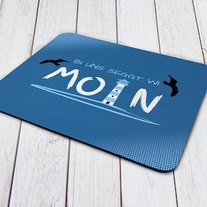 Maritimes Textil Mousepad mit Spruch ‚Bi uns seggt wi Moin‘ auf Plattdeutsch | Norddeutsches Geschenk mit Leuchtturm & Möwen bedruckt