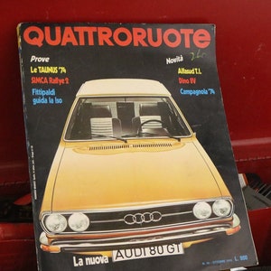 以下が含まれることがあります： 「QUATTRORUOTE」とイタリア語で「La nuova AUDI 80 GT」と書かれた、黄色いアウディ80 GTが載っているビンテージ雑誌の表紙。雑誌の表紙には、車のモデルと特徴のリストも掲載されている。