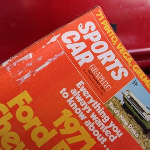 Può includere: Una copertina di rivista vintage con una Ford Pinto verde con il titolo "Sports Car Graphic" e il testo "'71 Pinto, Vega, Gremlin Road Test" e "Tutto quello che hai sempre desiderato sapere su... 1971 Ford"