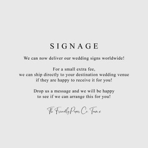 Puede incluir: Se&ntilde;alizaci&oacute;n de texto que dice "SIGNAGE" e incluye el mensaje: "&iexcl;Ahora podemos entregar nuestras se&ntilde;ales de boda en todo el mundo! Por una peque&ntilde;a tarifa adicional, podemos enviar directamente a su lugar de celebraci&oacute;n de la boda si est&aacute;n felices de recibirla. &iexcl;Env&iacute;anos un mensaje y estaremos encantados de ver si podemos organizarlo para ti! The Friendly Paper Co. Team x"