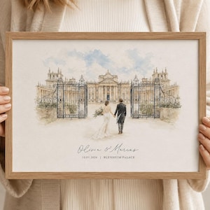 Puede incluir: Una impresi&oacute;n en acuarela enmarcada que muestra a una pareja caminando hacia el Palacio de Blenheim a trav&eacute;s de puertas de hierro ornamentadas. El texto dice Olivia & Marcus, 10.05.2024, y Blenheim Palace. El marco es de madera clara.