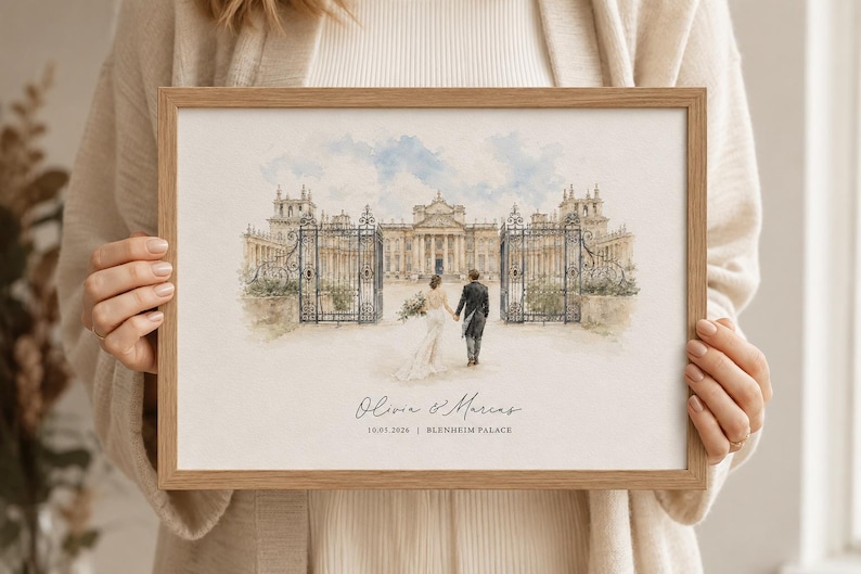 Puede incluir: Una impresi&oacute;n en acuarela enmarcada que muestra a una pareja caminando hacia el Palacio de Blenheim a trav&eacute;s de puertas de hierro ornamentadas. El texto dice Olivia & Marcus, 10.05.2024, y Blenheim Palace. El marco es de madera clara.