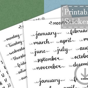 Puede incluir: Pegatinas imprimibles con los días de la semana y los meses del año en una fuente manuscrita. Las pegatinas están sobre un fondo blanco.