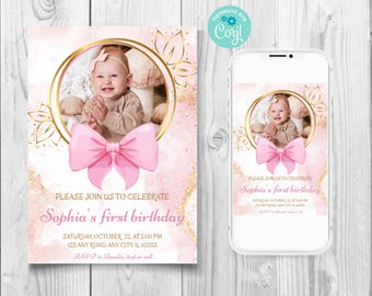 Può includere: Invito al primo compleanno rosa e oro con una foto di una bambina che indossa un vestito bianco e un fiocco rosa. L'invito include il testo "Unisciti a noi per festeggiare il primo compleanno di Sophia" e la data e l'ora della festa.