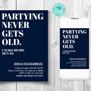Op de afbeelding: Een blauwe en witte verjaardagsuitnodiging met de tekst "Partying Never Gets Old. Unlike Henry. He's 40." en details voor het feest, inclusief de datum, tijd, locatie en RSVP-informatie.