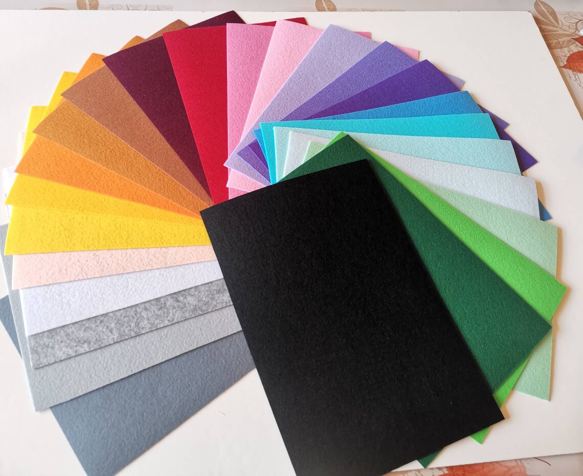 RMIVEGLIA Lot De 40 Feuilles De Feutrine Polyester – 40 Couleurs – 20x30 Cm – Bricolage, Couture, DIY, Décoration – Tissu Souple Et Résistant