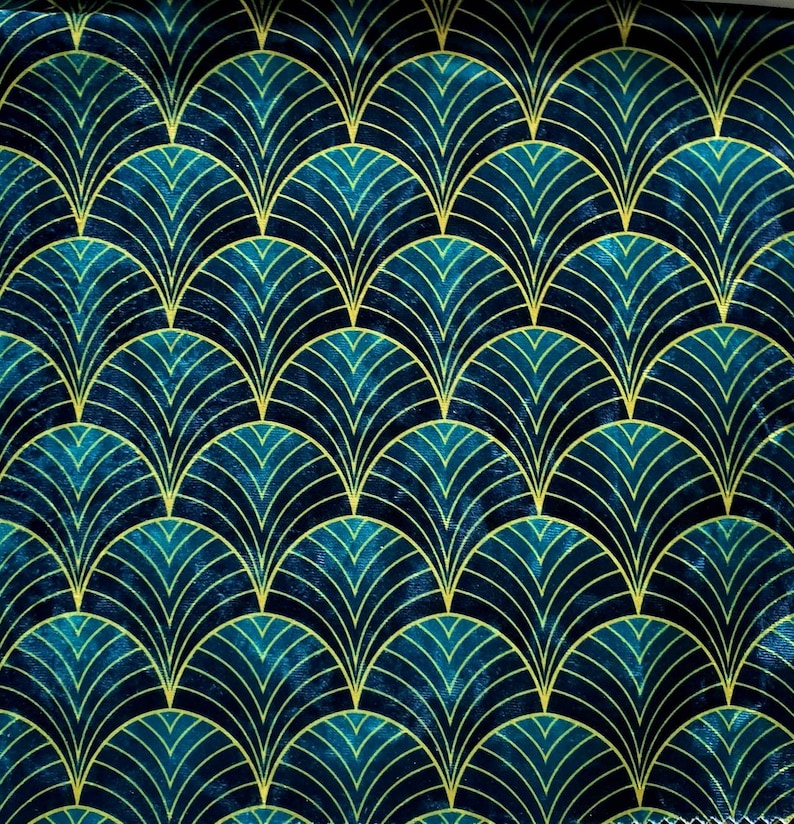 K&ouml;nnte beinhalten: Ein blaugr&uuml;ner Stoff mit goldenen Mustern im Art-Deco-Stil, der sich aus &uuml;berlappenden, geschwungenen Formen zusammensetzt.