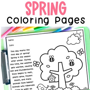Può includere: Una pagina da colorare in bianco e nero che presenta un albero con una casetta per uccelli, api, farfalle e un uccello. La pagina include del testo sul primo giorno di primavera e sui cambiamenti che avvengono durante questa stagione.