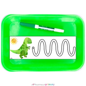 Puede incluir: Una bandeja verde con una hoja de papel blanca en su interior. El papel tiene un dinosaurio verde con un sol detr&aacute;s y una l&iacute;nea ondulada en blanco y negro con una flecha al principio. Un marcador de borrado en seco est&aacute; encima de la bandeja.
