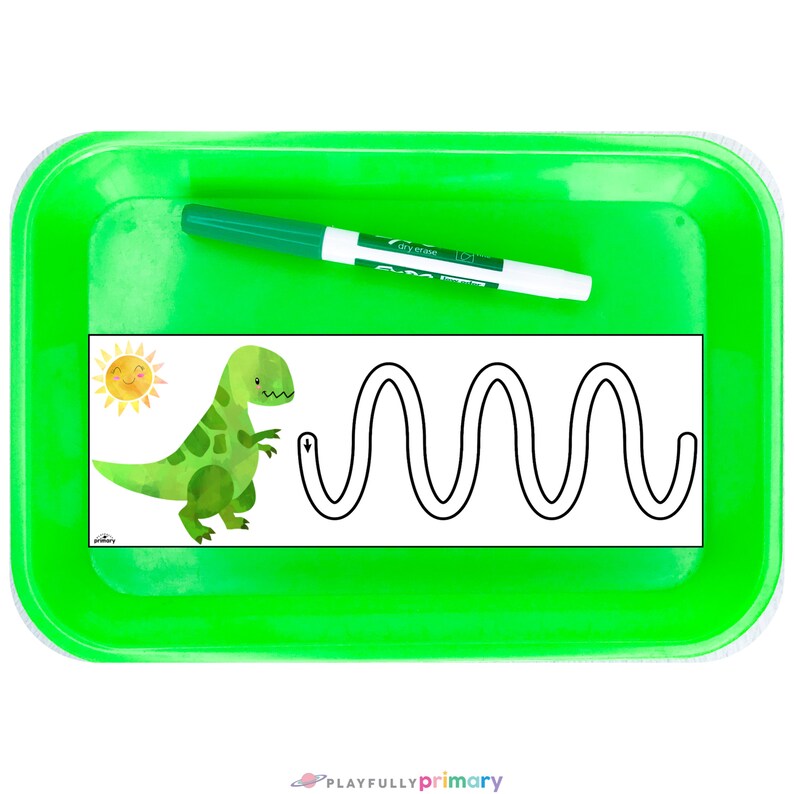 Puede incluir: Una bandeja verde con una hoja de papel blanca en su interior. El papel tiene un dinosaurio verde con un sol detr&aacute;s y una l&iacute;nea ondulada en blanco y negro con una flecha al principio. Un marcador de borrado en seco est&aacute; encima de la bandeja.