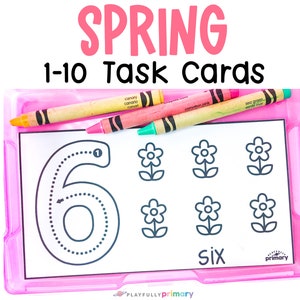 Puede incluir: Una bandeja de plástico rosa con una tarjeta blanca en su interior. La tarjeta tiene un número 6 con líneas punteadas para trazar, y seis imágenes de flores. La tarjeta también dice "Six" y "Playfully Primary".