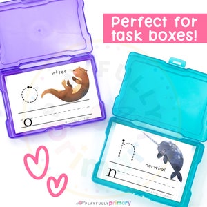 K&ouml;nnte beinhalten: Zwei Plastik-Aufbewahrungsboxen mit ge&ouml;ffneten Deckeln, jede mit einer Karte mit einem Tierbild und einem Buchstaben des Alphabets. Die Karte in der lila Box zeigt einen Otter und den Buchstaben "o". Die Karte in der blauen Box zeigt ein Narwal und den Buchstaben "n".