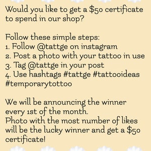 Puede incluir: Un gr&aacute;fico con un fondo melocot&oacute;n claro y margaritas blancas. El texto dice: "&iquest;Te gustar&iacute;a obtener un certificado de $ 50 para gastar en nuestra tienda? Sigue estos sencillos pasos: 1. Sigue a @tattge en Instagram 2. Publica una foto con tu tatuaje en uso 3. Etiqueta a @tattge en tu publicaci&oacute;n 4. Usa los hashtags #tattge #tattooideas #temporarytottoo Anunciaremos al ganador cada 1&ordm; de mes. La foto con m&aacute;s me gusta ser&aacute; el afortunado ganador y obtendr&aacute; un certificado de $ 50!"