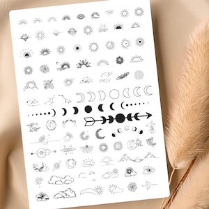 Puede incluir: Una hoja de pegatinas en blanco y negro con temática celestial. Las pegatinas presentan varios diseños de soles, lunas, constelaciones, flechas y nubes. Las pegatinas están dispuestas sobre un fondo blanco.