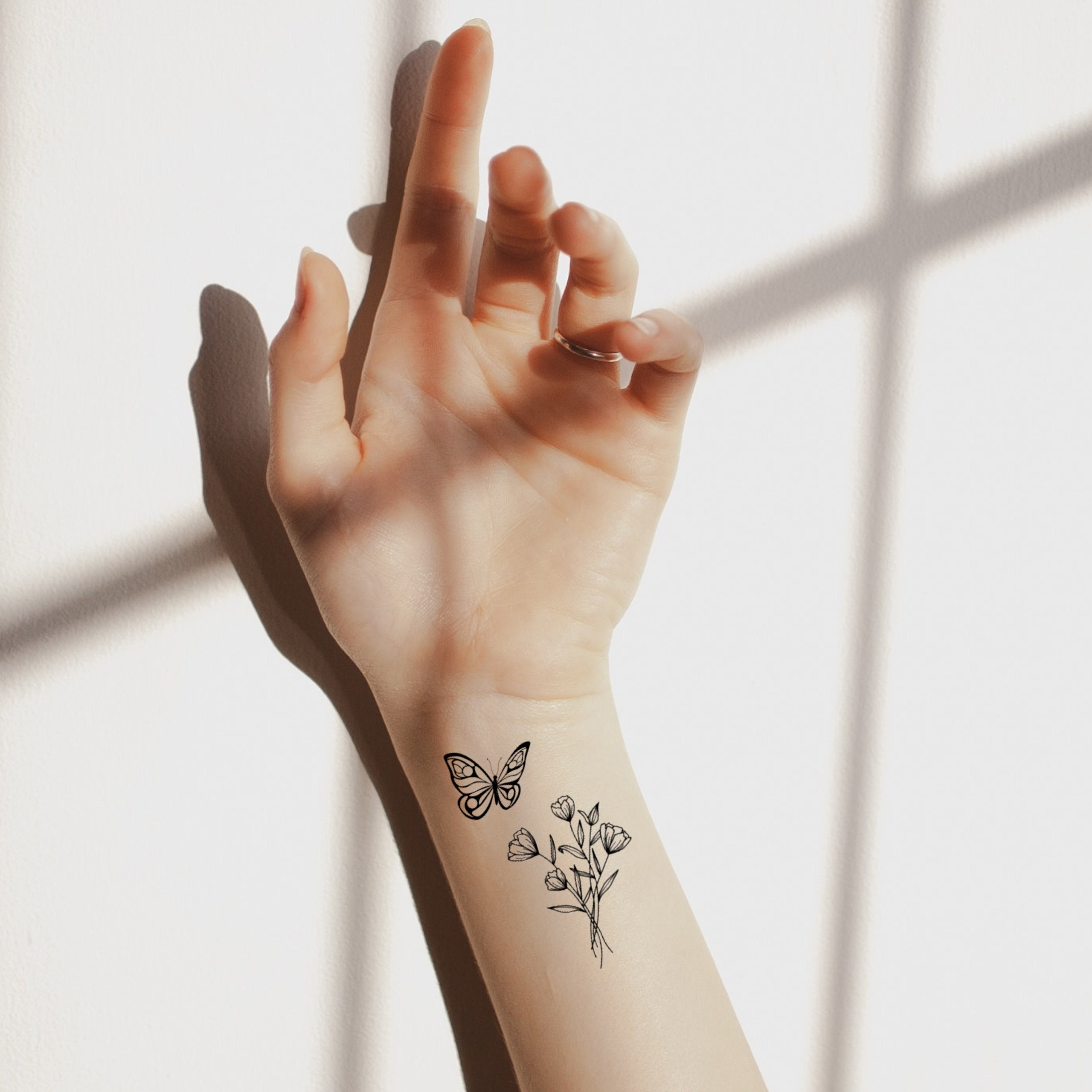 34 Alluring Wrist Tattoo Ideas for Men & Women in 2024