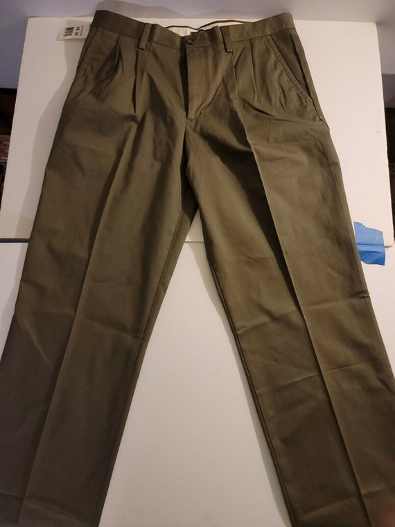 Cream NWT Men/'s Dockers Stretch Easy Khaki D3 Classic-Fit Pleated Pants 40x30