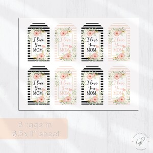 Op de afbeelding: Printbare cadeau-etiketten met een bloemenontwerp met zwart-witte strepen en roze-witte strepen. De etiketten zeggen "Ik hou van je MAMA" in een gouden frame. Er zijn acht etiketten op een vel van 8,5 bij 11 inch.