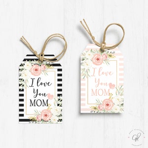Op de afbeelding: Twee cadeaulabels met zwart-witte strepen en roze-witte strepen. Beide labels hebben een bloemenontwerp met roze rozen en de tekst "I love you MOM" in gouden letters.