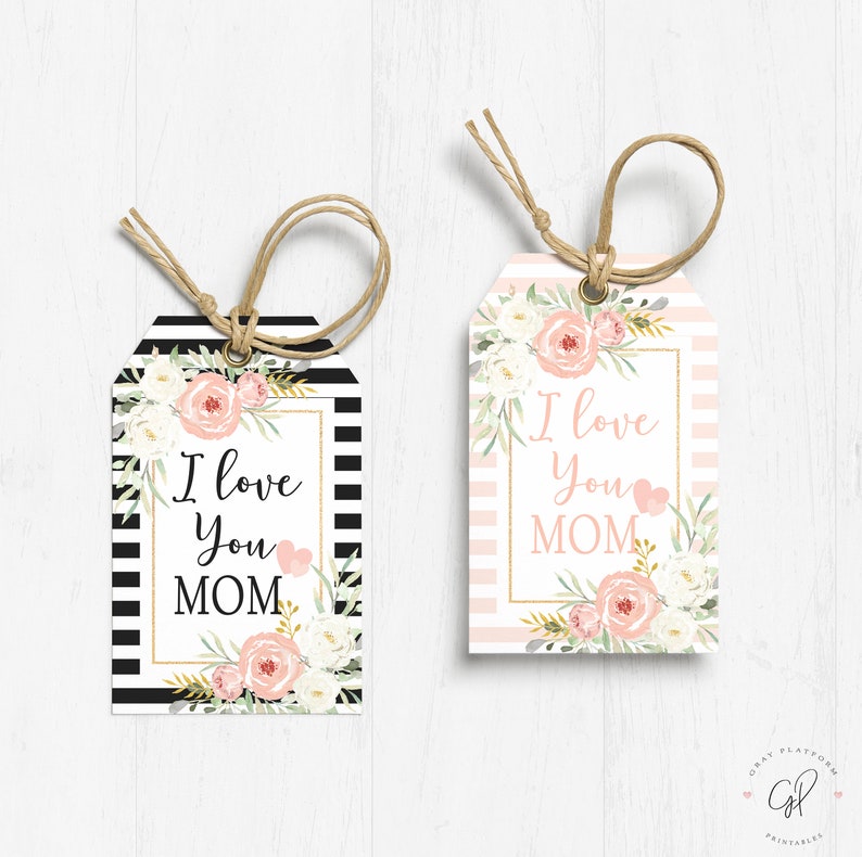 Op de afbeelding: Twee cadeaulabels met zwart-witte strepen en roze-witte strepen. Beide labels hebben een bloemenontwerp met roze rozen en de tekst "I love you MOM" in gouden letters.