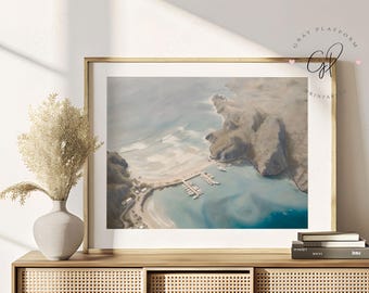 Decorazione murale con porto costiero • Paesaggio aereo della spiaggia stampabile • Oceano blu download digitale • Serena decorazione murale per porto turistico
