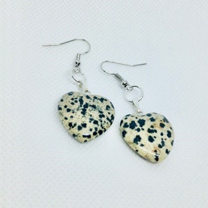 Dalmatian jasper crystal heart shaped earrings, Healing crystal earrings, Heart shape earrings imagem 2